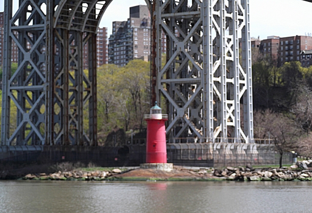Little_Red_Lighthouse_under_GWB_050714